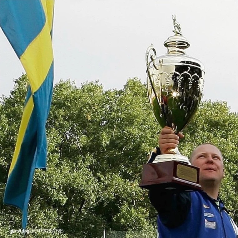 Pierre Wahlström dvíha víťaznú trofej